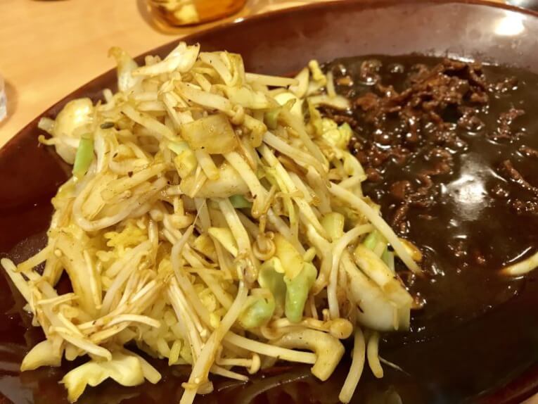 【閉店】みぼうじんカレー｜野菜炒めが乗ったビーフカレー（新橋）