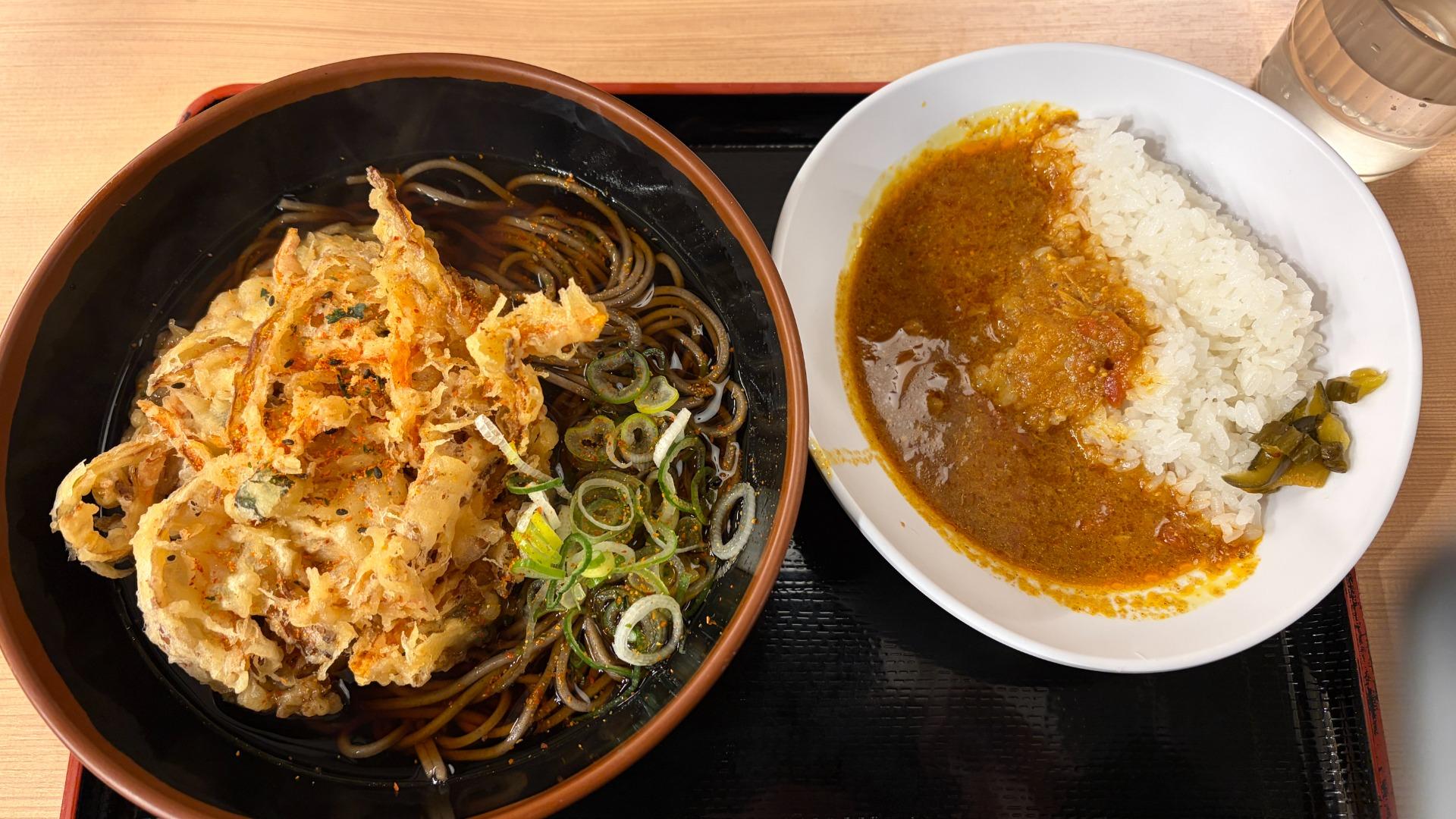 900円で「本格インドカレー×特大かき揚げそば」の欲張りセット！有楽町「よもだそば」の半よもだカレーが額に汗かく辛さだった件