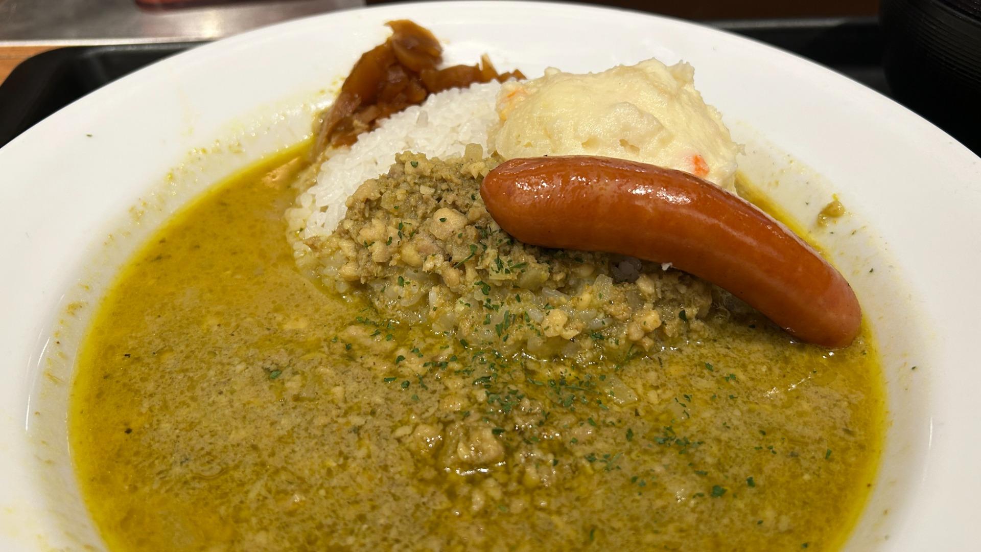 【松屋】新作「ドライグリーンカレー」実食レポ！グリーンカレー×キーマの”あいがけ”にソーセージ＆ポテサラが反則級だった件｜980円のわんぱく盛りの全貌