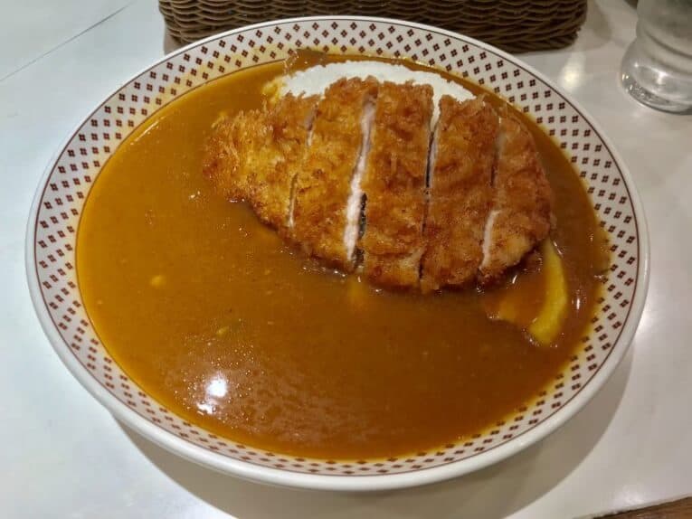 モンスナック｜芸能人に愛されたカレーを食す（新宿）