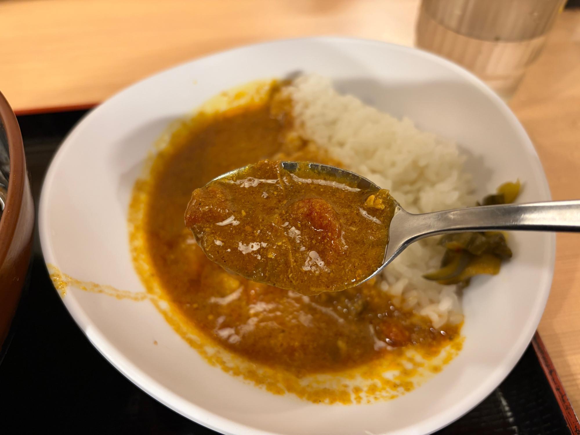 カレーにはトマトも入っています