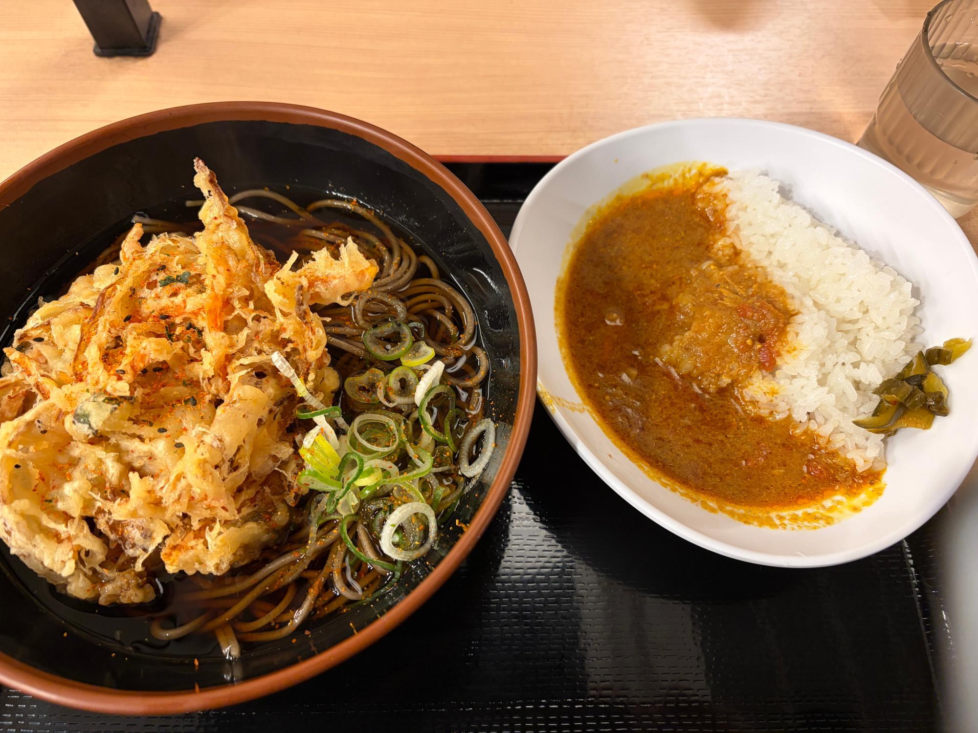 特大かき揚げと半よもだカレーセット 900円（税込）