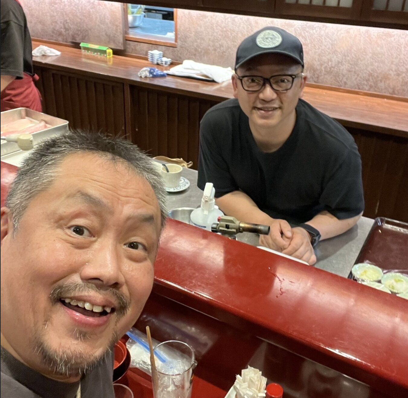 フレンチレストラン『ラトリエ ドゥ ノト』のシェフ・池端隼也さんと（河野氏より提供）