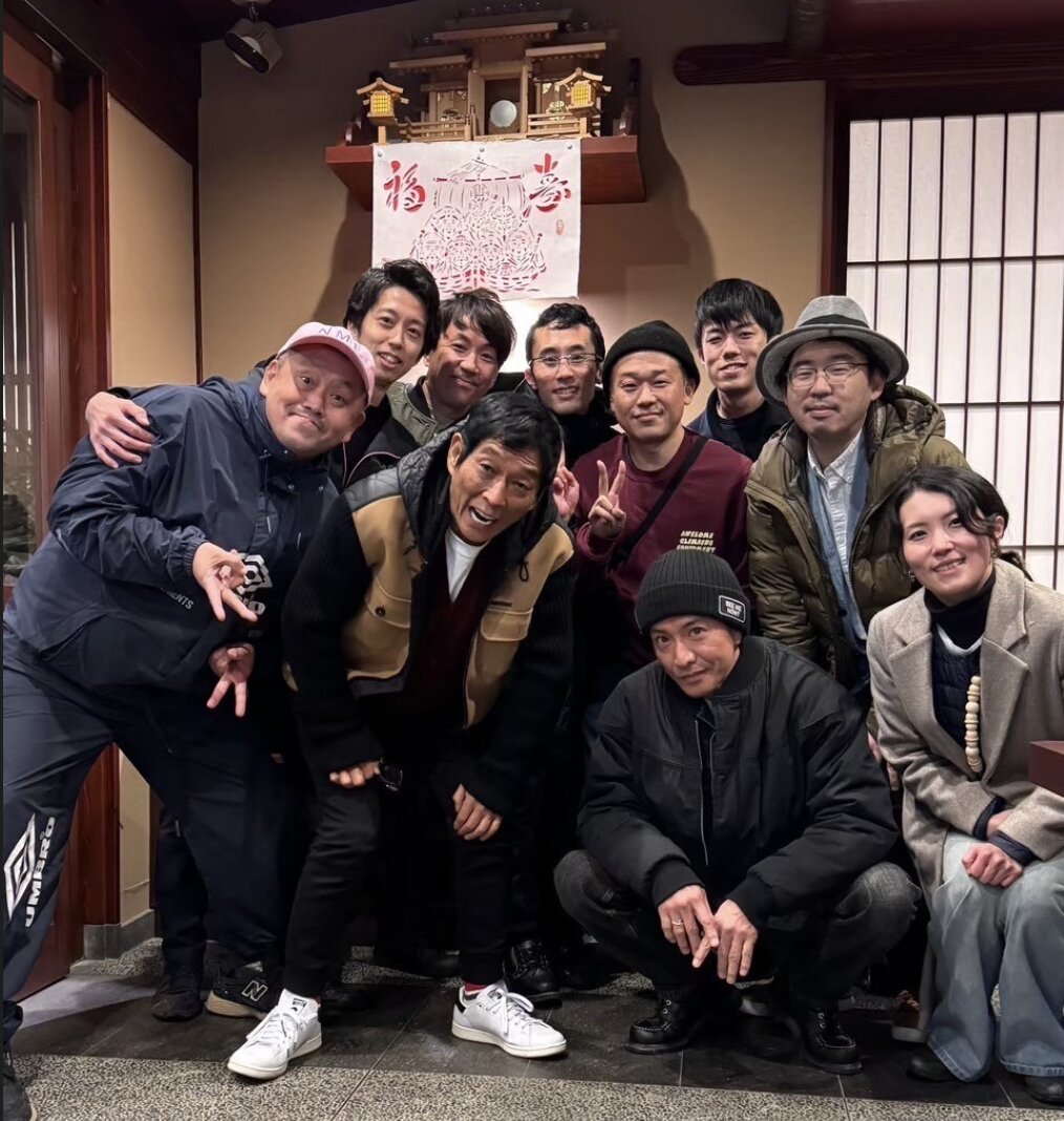 明石家さんまさん、木村拓哉さんと河野さんと、能登の皆様（河野氏より提供）