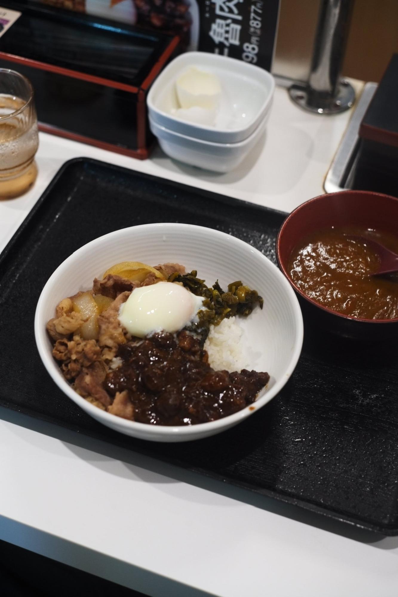 引き目で撮ると、悪くない？あいてるところはカレーいれるところなの？